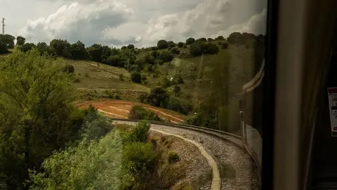 Fotografías tomadas por Rafael Rodríguez en el viaje realizado junto a su pareja en el tren de vía estrecha León-Bilbao; ocho horas de un 
