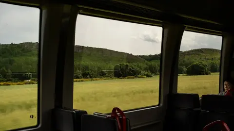 Fotografías tomadas por Rafael Rodríguez en el viaje realizado junto a su pareja en el tren de vía estrecha León-Bilbao; ocho horas de un 