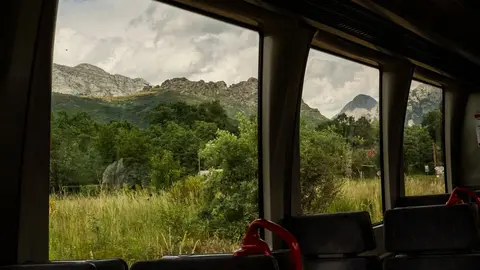 Fotografías tomadas por Rafael Rodríguez en el viaje realizado junto a su pareja en el tren de vía estrecha León-Bilbao; ocho horas de un 