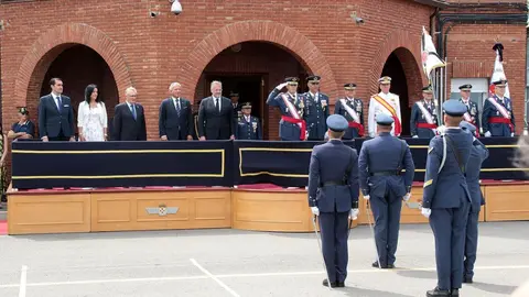 El jefe de Estado Mayor del Ejército del Aire y del Espacio, Francisco Braco Carbó, preside el acto de entrega de Reales Despachos a los sargentos de la XXXIII promoción de la Academia Básica del Aire y del Espacio, con la asistencia del presidente de las Cortes, Carlos Pollán y el consejero de Medio Ambiente, Juan Carlos Suárez Quiñones. Fotos: Peio García