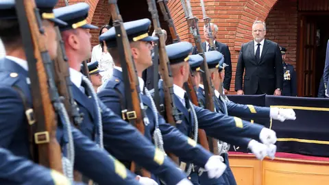 El jefe de Estado Mayor del Ejército del Aire y del Espacio, Francisco Braco Carbó, preside el acto de entrega de Reales Despachos a los sargentos de la XXXIII promoción de la Academia Básica del Aire y del Espacio, con la asistencia del presidente de las Cortes, Carlos Pollán y el consejero de Medio Ambiente, Juan Carlos Suárez Quiñones. Fotos: Peio García
