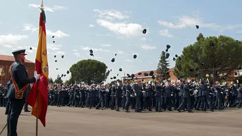 El jefe de Estado Mayor del Ejército del Aire y del Espacio, Francisco Braco Carbó, preside el acto de entrega de Reales Despachos a los sargentos de la XXXIII promoción de la Academia Básica del Aire y del Espacio, con la asistencia del presidente de las Cortes, Carlos Pollán y el consejero de Medio Ambiente, Juan Carlos Suárez Quiñones. Fotos: Peio García