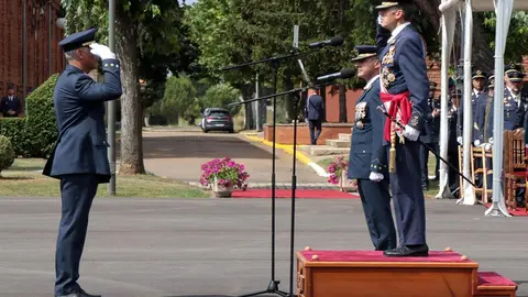 El jefe de Estado Mayor del Ejército del Aire y del Espacio, Francisco Braco Carbó, preside el acto de entrega de Reales Despachos a los sargentos de la XXXIII promoción de la Academia Básica del Aire y del Espacio, con la asistencia del presidente de las Cortes, Carlos Pollán y el consejero de Medio Ambiente, Juan Carlos Suárez Quiñones. Fotos: Peio García