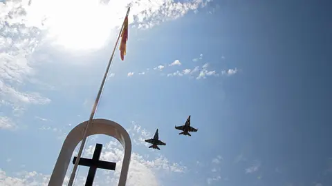 El jefe de Estado Mayor del Ejército del Aire y del Espacio, Francisco Braco Carbó, preside el acto de entrega de Reales Despachos a los sargentos de la XXXIII promoción de la Academia Básica del Aire y del Espacio, con la asistencia del presidente de las Cortes, Carlos Pollán y el consejero de Medio Ambiente, Juan Carlos Suárez Quiñones. Fotos: Peio García