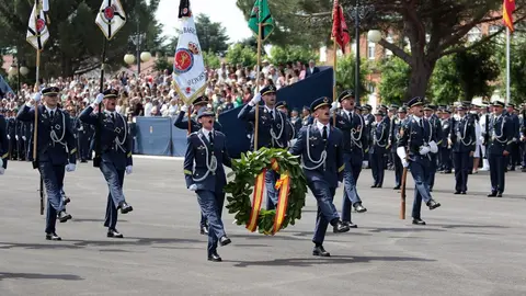 El jefe de Estado Mayor del Ejército del Aire y del Espacio, Francisco Braco Carbó, preside el acto de entrega de Reales Despachos a los sargentos de la XXXIII promoción de la Academia Básica del Aire y del Espacio, con la asistencia del presidente de las Cortes, Carlos Pollán y el consejero de Medio Ambiente, Juan Carlos Suárez Quiñones. Fotos: Peio García