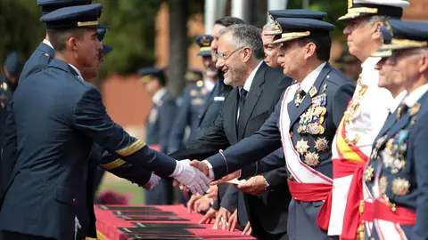 El jefe de Estado Mayor del Ejército del Aire y del Espacio, Francisco Braco Carbó, preside el acto de entrega de Reales Despachos a los sargentos de la XXXIII promoción de la Academia Básica del Aire y del Espacio, con la asistencia del presidente de las Cortes, Carlos Pollán y el consejero de Medio Ambiente, Juan Carlos Suárez Quiñones. Fotos: Peio García