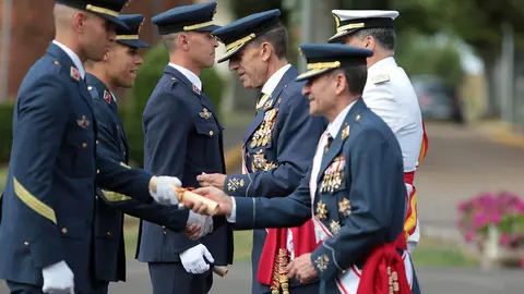 El jefe de Estado Mayor del Ejército del Aire y del Espacio, Francisco Braco Carbó, preside el acto de entrega de Reales Despachos a los sargentos de la XXXIII promoción de la Academia Básica del Aire y del Espacio, con la asistencia del presidente de las Cortes, Carlos Pollán y el consejero de Medio Ambiente, Juan Carlos Suárez Quiñones. Fotos: Peio García