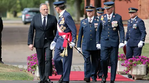 El jefe de Estado Mayor del Ejército del Aire y del Espacio, Francisco Braco Carbó, preside el acto de entrega de Reales Despachos a los sargentos de la XXXIII promoción de la Academia Básica del Aire y del Espacio, con la asistencia del presidente de las Cortes, Carlos Pollán y el consejero de Medio Ambiente, Juan Carlos Suárez Quiñones. Fotos: Peio García