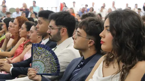 El Aula Magna San Isidoro de la Universidad de León (ULE) se llenó este viernes de emoción, orgullo y esperanza durante el acto de graduación de los 170 nuevos profesionales de la Facultad de Ciencias Biológicas y Ambientales (FCCBA). Una ceremonia solemne y entrañable que estuvo marcada por el recuerdo a María Pedraja, estudiante de cuarto curso de Ambientales fallecida repentinamente en abril, y que fue homenajeada por compañeros, docentes y autoridades. Fotos: ULE