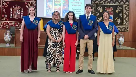 El Aula Magna San Isidoro de la Universidad de León (ULE) se llenó este viernes de emoción, orgullo y esperanza durante el acto de graduación de los 170 nuevos profesionales de la Facultad de Ciencias Biológicas y Ambientales (FCCBA). Una ceremonia solemne y entrañable que estuvo marcada por el recuerdo a María Pedraja, estudiante de cuarto curso de Ambientales fallecida repentinamente en abril, y que fue homenajeada por compañeros, docentes y autoridades. Fotos: ULE