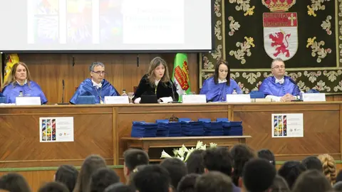 El Aula Magna San Isidoro de la Universidad de León (ULE) se llenó este viernes de emoción, orgullo y esperanza durante el acto de graduación de los 170 nuevos profesionales de la Facultad de Ciencias Biológicas y Ambientales (FCCBA). Una ceremonia solemne y entrañable que estuvo marcada por el recuerdo a María Pedraja, estudiante de cuarto curso de Ambientales fallecida repentinamente en abril, y que fue homenajeada por compañeros, docentes y autoridades. Fotos: ULE