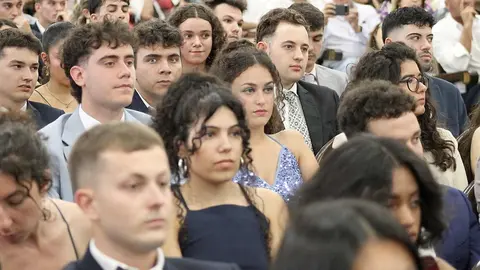 El Aula Magna San Isidoro de la Universidad de León (ULE) se llenó este viernes de emoción, orgullo y esperanza durante el acto de graduación de los 170 nuevos profesionales de la Facultad de Ciencias Biológicas y Ambientales (FCCBA). Una ceremonia solemne y entrañable que estuvo marcada por el recuerdo a María Pedraja, estudiante de cuarto curso de Ambientales fallecida repentinamente en abril, y que fue homenajeada por compañeros, docentes y autoridades. Fotos: ULE