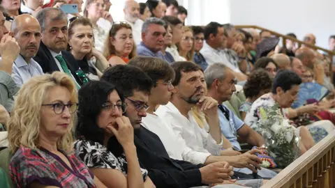 El Aula Magna San Isidoro de la Universidad de León (ULE) se llenó este viernes de emoción, orgullo y esperanza durante el acto de graduación de los 170 nuevos profesionales de la Facultad de Ciencias Biológicas y Ambientales (FCCBA). Una ceremonia solemne y entrañable que estuvo marcada por el recuerdo a María Pedraja, estudiante de cuarto curso de Ambientales fallecida repentinamente en abril, y que fue homenajeada por compañeros, docentes y autoridades. Fotos: ULE