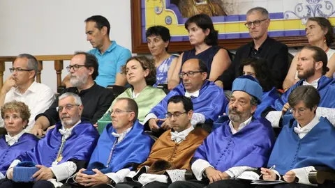 El Aula Magna San Isidoro de la Universidad de León (ULE) se llenó este viernes de emoción, orgullo y esperanza durante el acto de graduación de los 170 nuevos profesionales de la Facultad de Ciencias Biológicas y Ambientales (FCCBA). Una ceremonia solemne y entrañable que estuvo marcada por el recuerdo a María Pedraja, estudiante de cuarto curso de Ambientales fallecida repentinamente en abril, y que fue homenajeada por compañeros, docentes y autoridades. Fotos: ULE