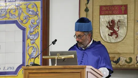 El Aula Magna San Isidoro de la Universidad de León (ULE) se llenó este viernes de emoción, orgullo y esperanza durante el acto de graduación de los 170 nuevos profesionales de la Facultad de Ciencias Biológicas y Ambientales (FCCBA). Una ceremonia solemne y entrañable que estuvo marcada por el recuerdo a María Pedraja, estudiante de cuarto curso de Ambientales fallecida repentinamente en abril, y que fue homenajeada por compañeros, docentes y autoridades. Fotos: ULE