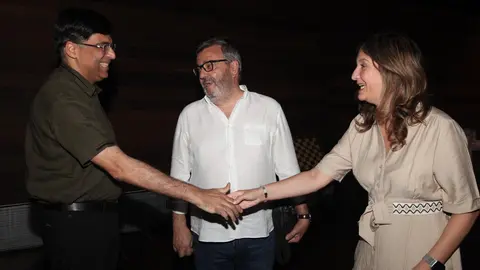 La rectora de la ULE, Nuria González, saluda a Vishy Anand antes de la semifinal del Magistral Ciudad de León.