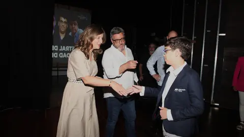 La rectora de la ULE, Nuria González, saluda a Faustino Oro antes de la semifinal del Magistral Ciudad de León.