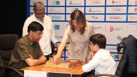 La primera semifinal del XXXVIII Torneo Magistral Ciudad de León enfrentó a Vishy Anand y Faustino Oro.