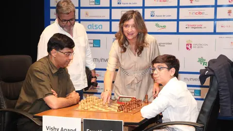 La primera semifinal del XXXVIII Torneo Magistral Ciudad de León enfrentó a Vishy Anand y Faustino Oro.