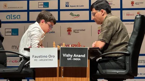 La primera semifinal del XXXVIII Torneo Magistral Ciudad de León enfrentó a Vishy Anand y Faustino Oro. Foto: Luque