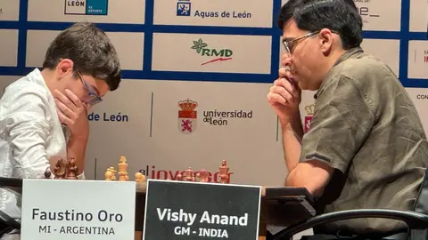 La primera semifinal del XXXVIII Torneo Magistral Ciudad de León enfrentó a Vishy Anand y Faustino Oro. Foto: Luque
