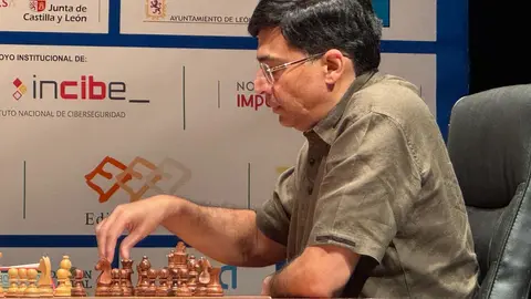 La primera semifinal del XXXVIII Torneo Magistral Ciudad de León enfrentó a Vishy Anand y Faustino Oro. Foto: Luque