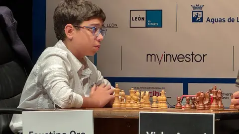 La primera semifinal del XXXVIII Torneo Magistral Ciudad de León enfrentó a Vishy Anand y Faustino Oro. Foto: Luque