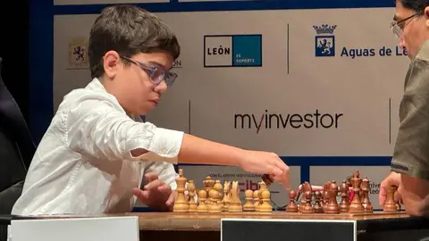 La primera semifinal del XXXVIII Torneo Magistral Ciudad de León enfrentó a Vishy Anand y Faustino Oro. Foto: Luque