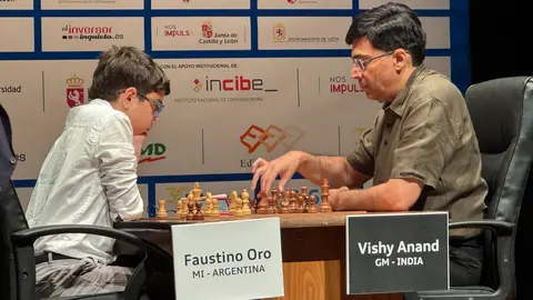 La primera semifinal del XXXVIII Torneo Magistral Ciudad de León enfrentó a Vishy Anand y Faustino Oro. Foto: Luque