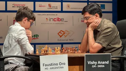 La primera semifinal del XXXVIII Torneo Magistral Ciudad de León enfrentó a Vishy Anand y Faustino Oro. Foto: Luque