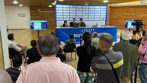 La primera semifinal del XXXVIII Torneo Magistral Ciudad de León enfrentó a Vishy Anand y Faustino Oro. Foto: Luque
