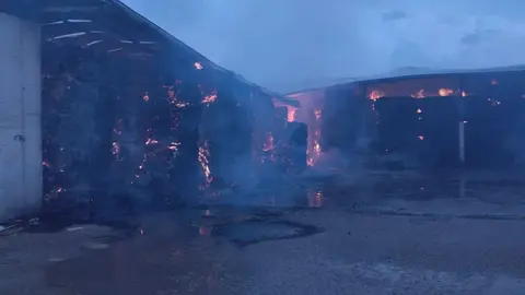 Incendio registrado en una nave de paja ubicada en Sahelices del Payuelo, localidad perteneciente al municipio de Valdepolo. Foto: Sepeis