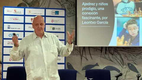 Leontxo García impartió una coferencia este sábado sobre Faustino Oro. Foto: Luque