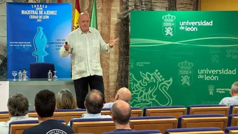 Leontxo García impartió una coferencia este sábado sobre Faustino Oro. Foto: Luque