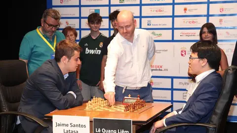 La segunda semifinal de la XXXVIII edición del Torneo Magistral de Ajedrez Ciudad de León enfrenta al GM leonés Jaime Santos contra el durísimo GM vietnamita Lê Quang Liêm. Foto: Luque