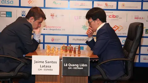 La segunda semifinal de la XXXVIII edición del Torneo Magistral de Ajedrez Ciudad de León enfrenta al GM leonés Jaime Santos contra el durísimo GM vietnamita Lê Quang Liêm. Foto: Luque