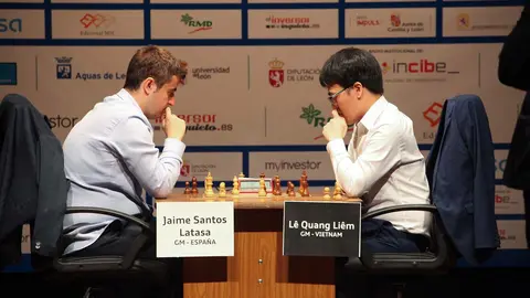 La segunda semifinal de la XXXVIII edición del Torneo Magistral de Ajedrez Ciudad de León enfrenta al GM leonés Jaime Santos contra el durísimo GM vietnamita Lê Quang Liêm. Foto: Luque