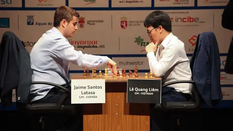 La segunda semifinal de la XXXVIII edición del Torneo Magistral de Ajedrez Ciudad de León enfrenta al GM leonés Jaime Santos contra el durísimo GM vietnamita Lê Quang Liêm. Foto: Luque