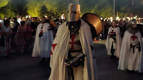Miles de personas asistieron al desfile templario más emblemático de la Noche Templaria, con la destacada presencia del príncipe Kubrat de Bulgaria y su familia.