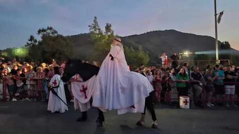 Miles de personas asistieron al desfile templario más emblemático de la Noche Templaria, con la destacada presencia del príncipe Kubrat de Bulgaria y su familia.