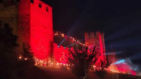Miles de personas asistieron al desfile templario más emblemático de la Noche Templaria, con la destacada presencia del príncipe Kubrat de Bulgaria y su familia.