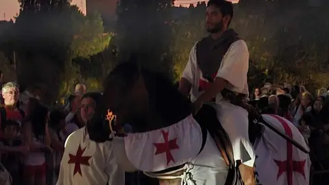 Miles de personas asistieron al desfile templario más emblemático de la Noche Templaria, con la destacada presencia del príncipe Kubrat de Bulgaria y su familia.