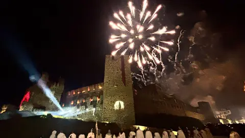 Miles de personas asistieron al desfile templario más emblemático de la Noche Templaria, con la destacada presencia del príncipe Kubrat de Bulgaria y su familia.