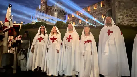 Miles de personas asistieron al desfile templario más emblemático de la Noche Templaria, con la destacada presencia del príncipe Kubrat de Bulgaria y su familia.