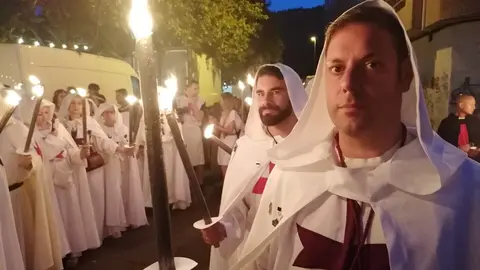 Miles de personas asistieron al desfile templario más emblemático de la Noche Templaria, con la destacada presencia del príncipe Kubrat de Bulgaria y su familia.