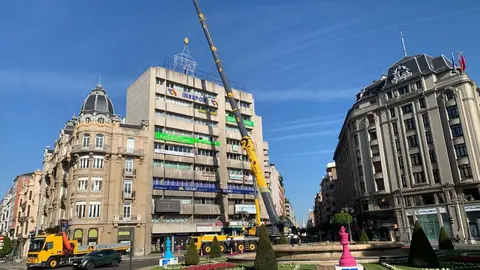 La gran publicidad que corona el Complejo Santo Domingo cambia para actualizarse este domingo.