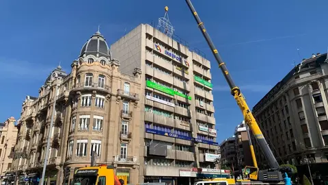 La gran publicidad que corona el Complejo Santo Domingo cambia para actualizarse este domingo.