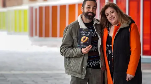 Los autores de la novela ‘Hoy ya es mañana’, Ana Rocío Madruga y Marcos Castro Morán. Foto: Campillo