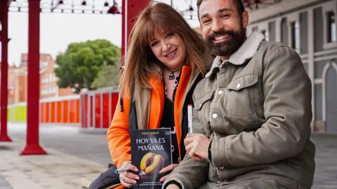 Los autores de la novela ‘Hoy ya es mañana’, Ana Rocío Madruga y Marcos Castro Morán. Foto: Campillo