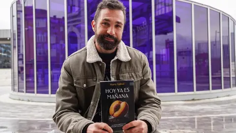Los autores de la novela ‘Hoy ya es mañana’, Ana Rocío Madruga y Marcos Castro Morán. Foto: Campillo